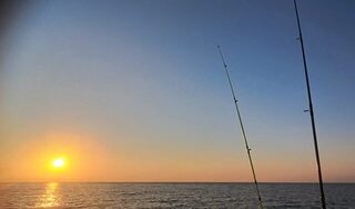 Удилища над Черным морем в вечерней рыбалке у Одессы