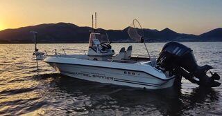 Новая рыболовная лодка для морских выходов в Ионике у Игуменицы