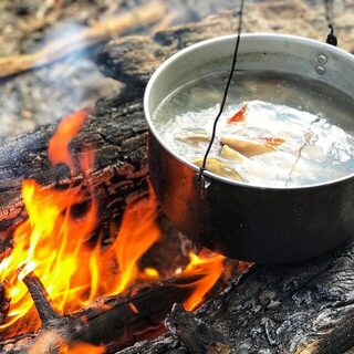 Рыбацкая уха на костре в солнечный день у Кандалакши