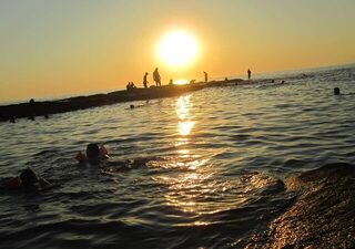 Рыбалка на каменной гряде в Газипаше на морском закате