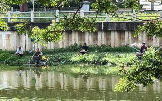 Кебон-Мелати в Джакарте: городская рыбалка у водохранилища