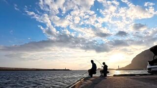 На Чеджу отец и сын вместе занялись удочками у моря