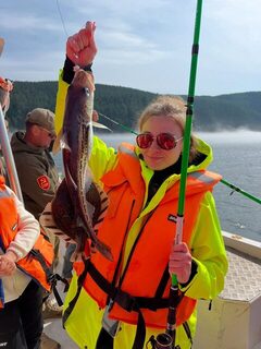 С лодки в Охотском море поймали разную рыбу и камбалу