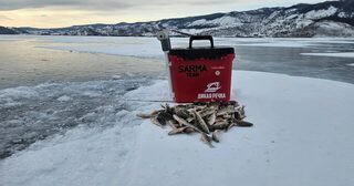 На Малом море Байкала нашли рыбу и половили со льда