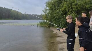 Класс школы Дарование вышел рыбачить к Загорскому морю после уроков