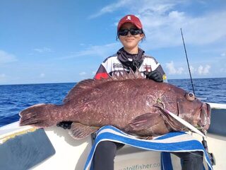 Крупный групер с морской рыбалки в районе атолла Ари