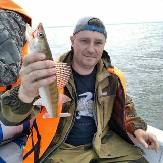 Волна не испортила рыбалку Максиму и его товарищам на Обском море