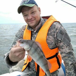 Волна не испортила рыбалку Максиму и его товарищам на Обском море