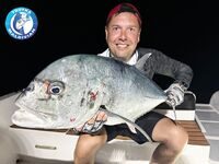 Гигантский каранкс из нашего лодочного улова у мальдивского Вааву