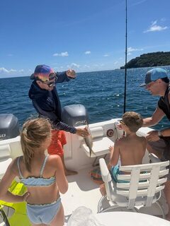 На Антигуа с H2O Charters порадовались пойманной рыбе