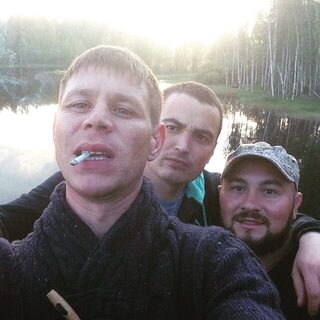 На озере Бобровский в Ленинградской области совместили рыбалку с отдыхом