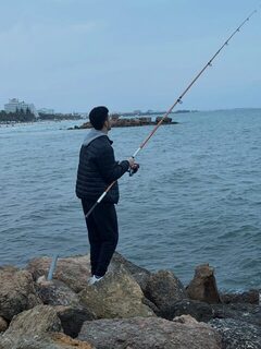 В Суссе ловили с удочкой у камней морского волнолома