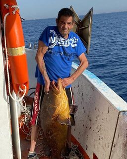 Кальяри, Сардиния: крупный групер на морской рыбалке с лодки