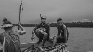 Трое молодых рыбаков Улити готовятся к подводной охоте