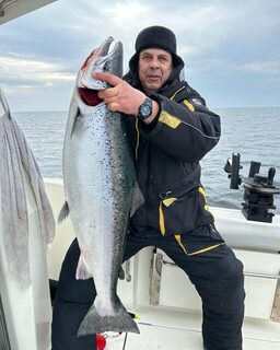 Лосось снова попался нам на морской рыбалке из Балтийска