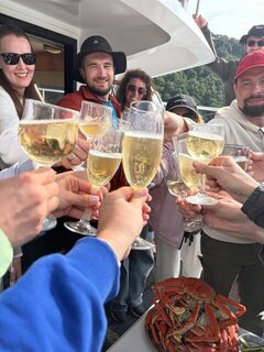 На Камчатке порыбачили с лодки, попробовали краба и увидели кита