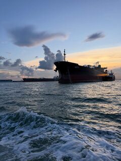 От острова Сентоза вышли на морскую рыбалку у Сингапура