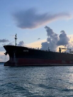 От острова Сентоза вышли на морскую рыбалку у Сингапура