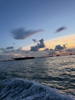 От острова Сентоза вышли на морскую рыбалку у Сингапура