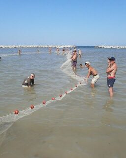 Римини вспоминает pesca alla tratta: показ у Bagno 68 Caldari