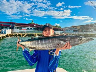 Ваху из моря Бисмарка взял на ручную приманку Lau Lure