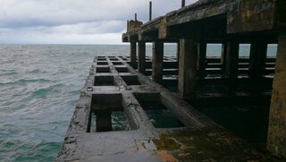 Пирс в Лермонтово после ветра, карась и барабулька