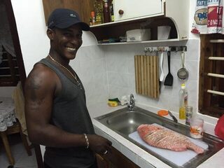 Сейшелы в мае: береговая рыбалка с удочкой, лобстерной наживкой и акулами у самого берега