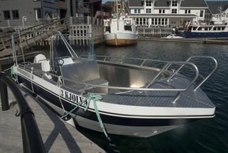 Жесткая морская лодка длиной 18-20 футов для рыбалки в северном море