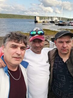Лодку спустили на воду, машина с прицепом на даче