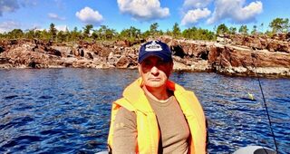 Белое море, Карелия, Лодейная губа: ловля трески на пилькер с лодки на глубине в теплой воде
