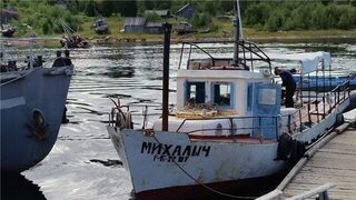 Бело-синий "Михалыч" у деревянного причала