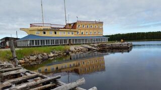 Стоянка, по-моему, совсем рядом с водой