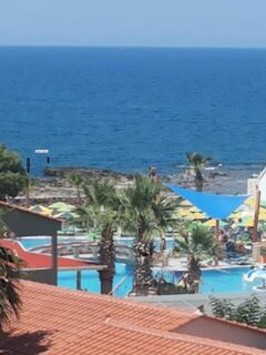Каменистый берег у Eri beach hotel