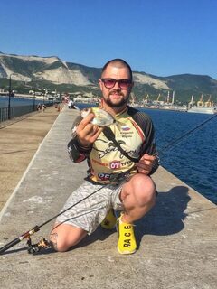 Карась на 23 см попался под вечер в День рыбака на Черном море