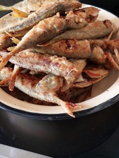 Часть свежей рыбы уже пожарена - вкусно
