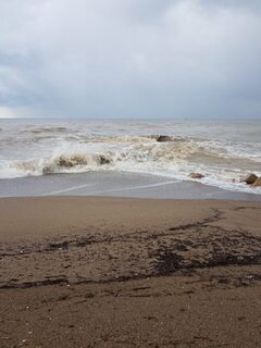 Завтра улетать из Турции, а дожди принесли в море мусор и муть