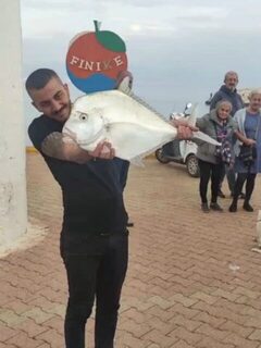 Пятьдесят зрителей на одного рыболова