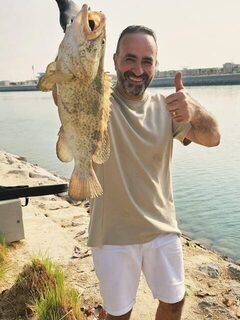 Групер в улове у побережья Дохи после морской рыбалки