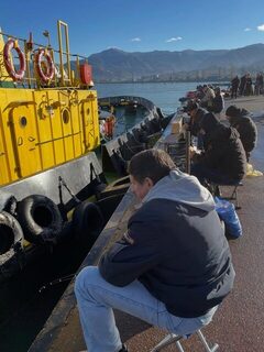 Декабрьская рыбалка Сережи с причала в Батуми у Черного моря
