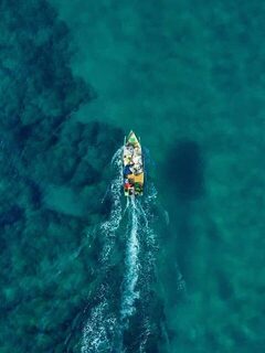 Рыболовная лодка в прозрачной воде Средиземного моря у Израиля