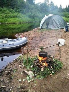 Рыболовный лагерь на Дону: палатка и лодка у речного берега