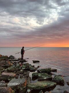 С удочкой на камнях Бердянска среди просторов Азовского моря