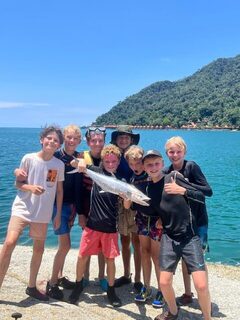Компания с уловом у Berjaya Langkawi Resort на острове Лангкави