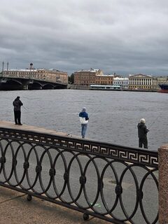 С удочками на городской набережной Санкт-Петербурга