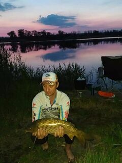 У Мариуполя на Хуторке попался карп во время вечерней рыбалки