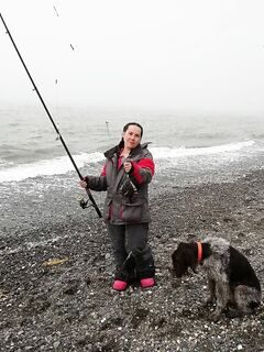 На берегу Охотского моря рыбачили в спокойную погоду