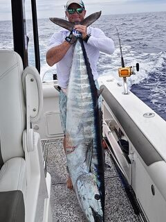 Ваху на 121 фунт поймали у Абако на шестидюймовый Tuna Bullet