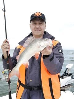Волна не испортила рыбалку Максиму и его товарищам на Обском море
