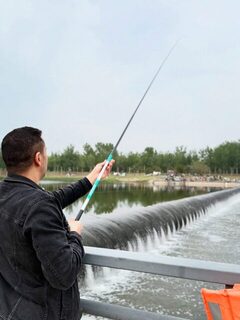 Удочка у пекинского водосброса: рыбалка с берега в Китае