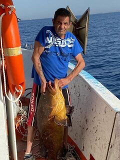 Кальяри, Сардиния: крупный групер на морской рыбалке с лодки